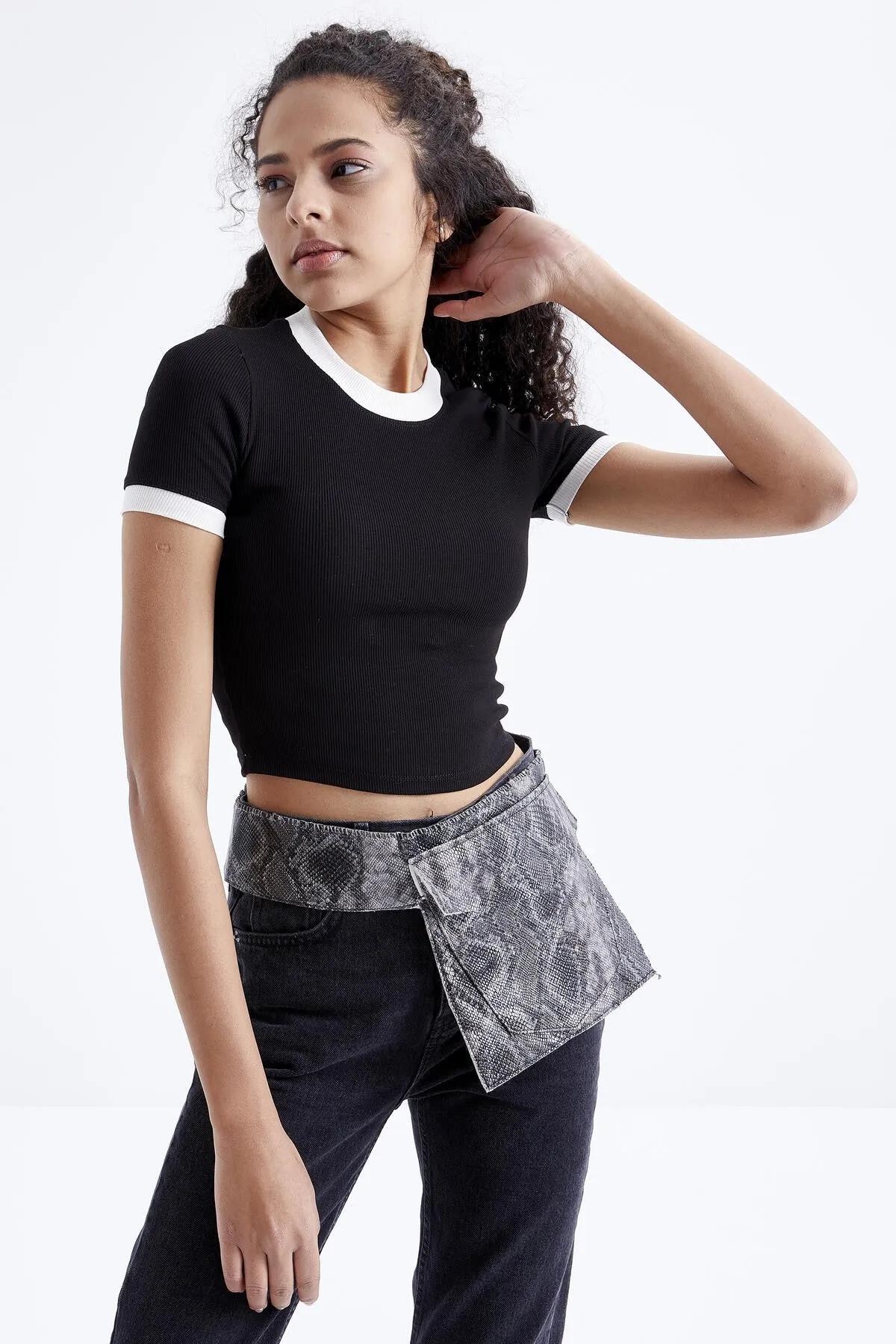 basic kol detayli o yaka kadin crop top t-shirt - 97200